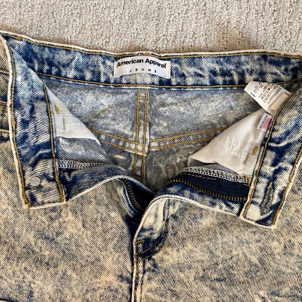 VINTAGE American Apparel High-Rise 90s Acid Wash Denim Shorts, Size 24W - Picture 4 of 6